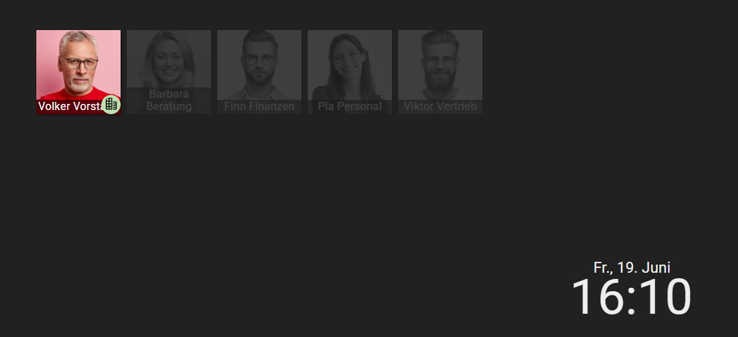 Terminal interface in full screen with the employee tiles (checked-in person highlighted in green) plus date and time